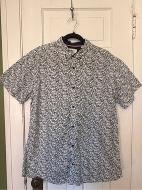 Produkt - NWT- Casual Short-Sleeve Button-Down Shirt in White & Navy Leaf Print
